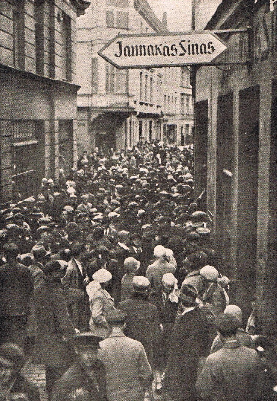 “Jaunāko Ziņu” kantoris Kalēju ielā, publikai sagaidot avīzi. Attēls no: Antons Benjamiņš dzīvē un darbā - Rīga, "Jaunāko Ziņu" izdevums, 1935.